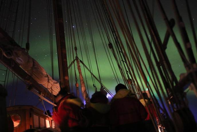 在甲板上观看北极光是神奇的经历