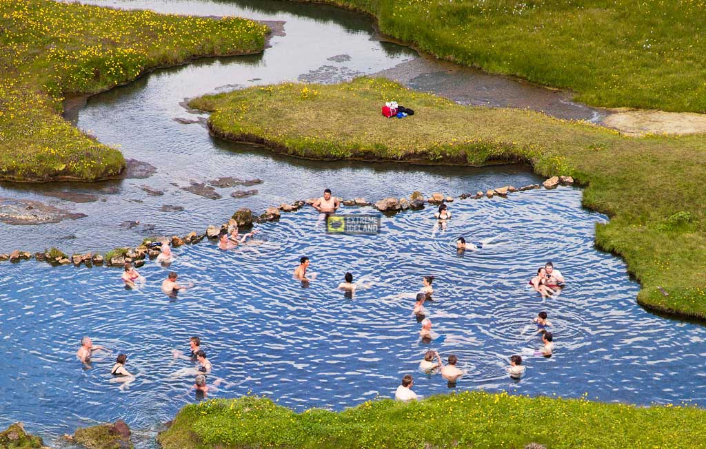 夏天露营和徒步爱好者在冰岛高地一定要泡温泉