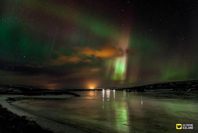 北极光布满冰岛上空
