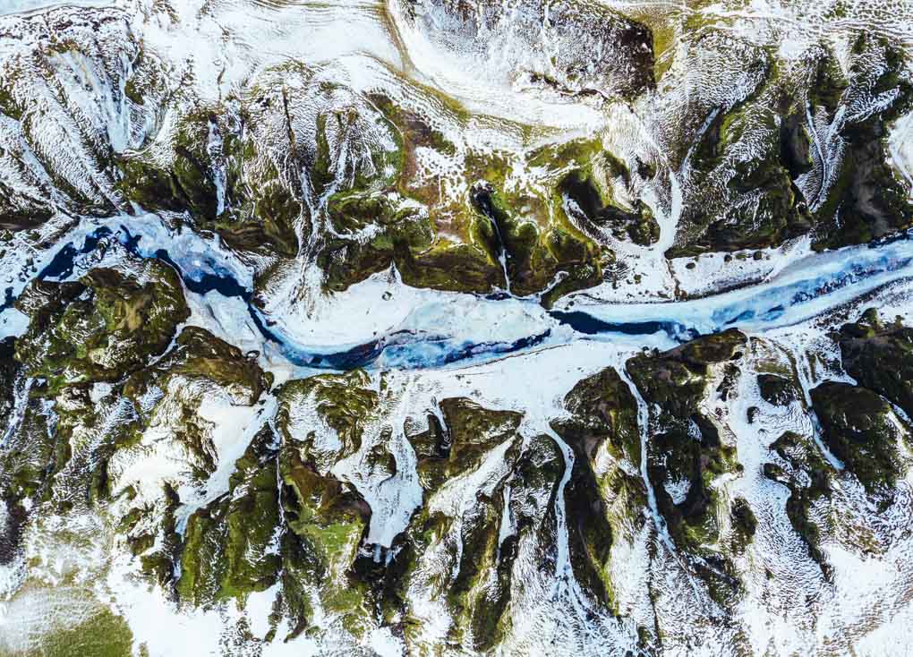 无人机镜头下的羽毛峡谷冬天的壮观景象