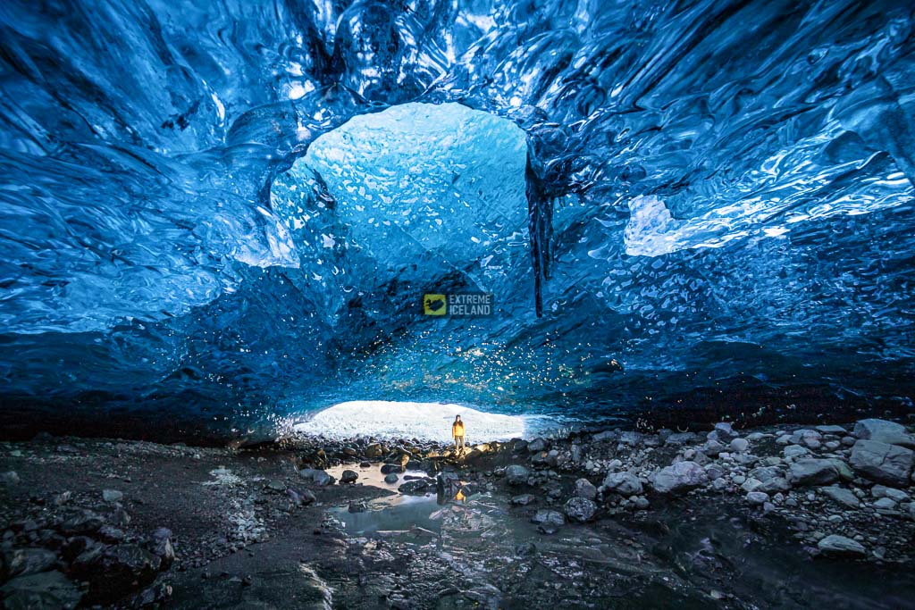 最新发现的瓦特纳冰川蓝冰洞