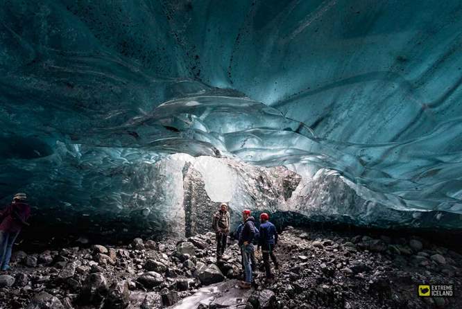 瓦特纳冰川冬季蓝冰洞