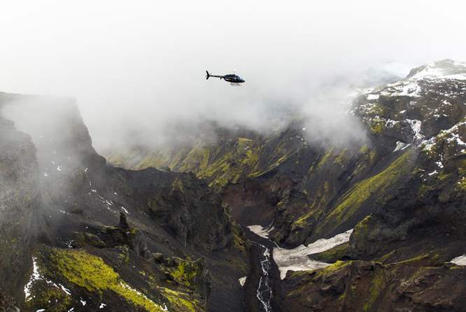 直升飞机飞越索斯莫克山脉