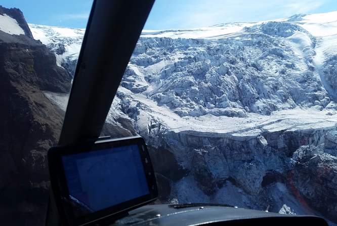 直升机窗外冰川