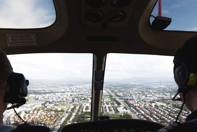 直升飞机上的雷克雅未克市区景色
