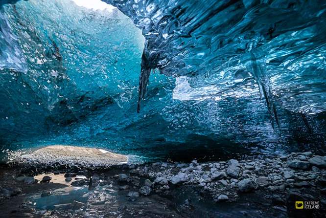 冰岛蓝冰洞顶部的透蓝