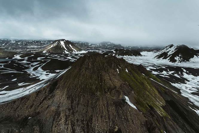 冰岛南部壮丽的火山群景象
