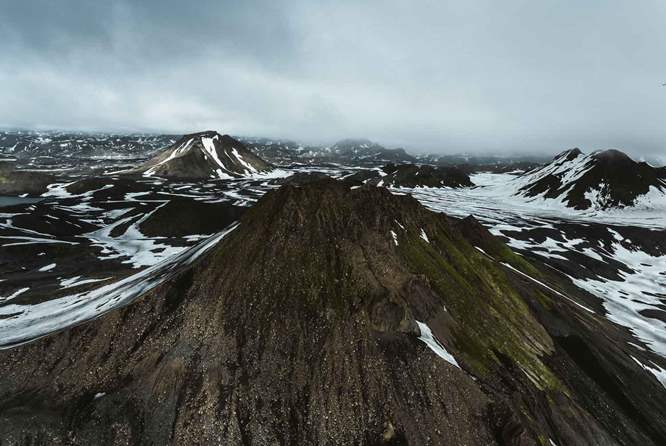 冰岛南部壮丽的火山群景象