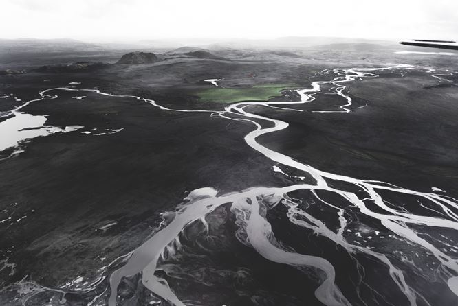 黑沙滩与冰川河的视觉冰岛之旅