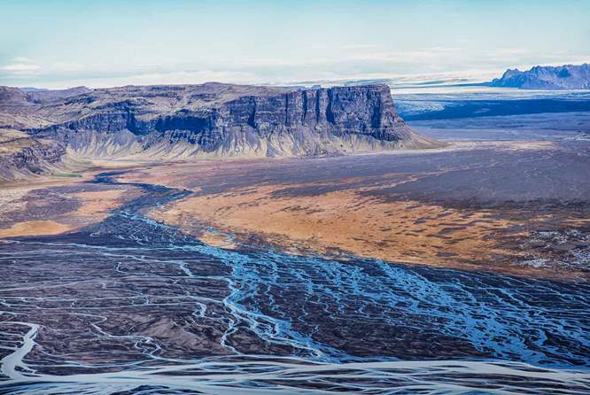 飞经冰岛南部的山和河流和黑沙滩