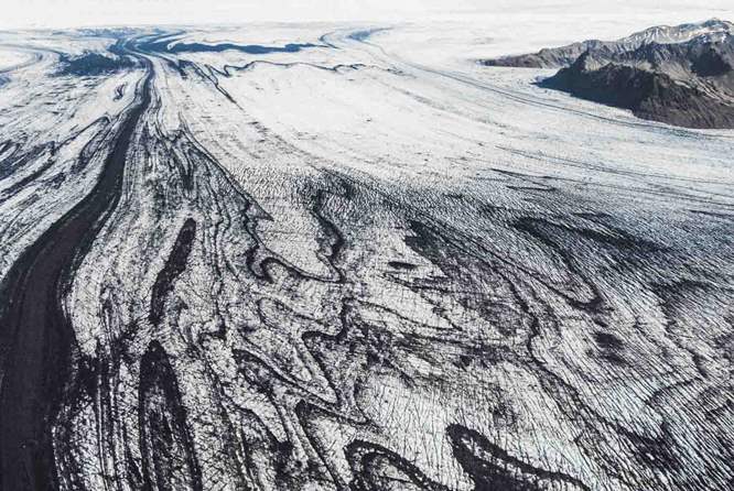 飞经壮阔的瓦特纳冰川的巨大冰舌