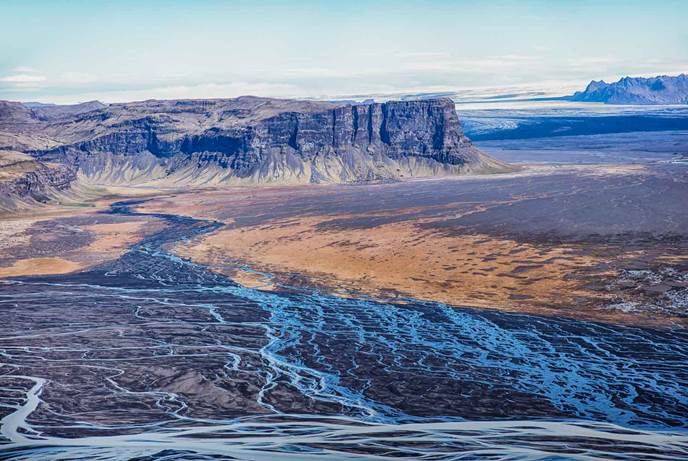 冰岛南部的山峰与河流