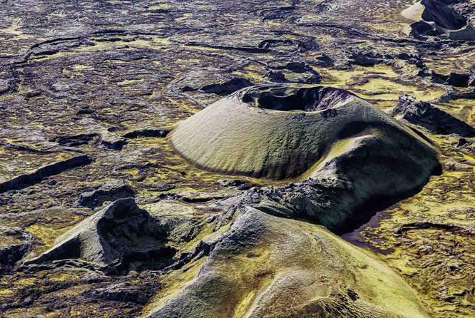 拉基火山口周围好像外星球