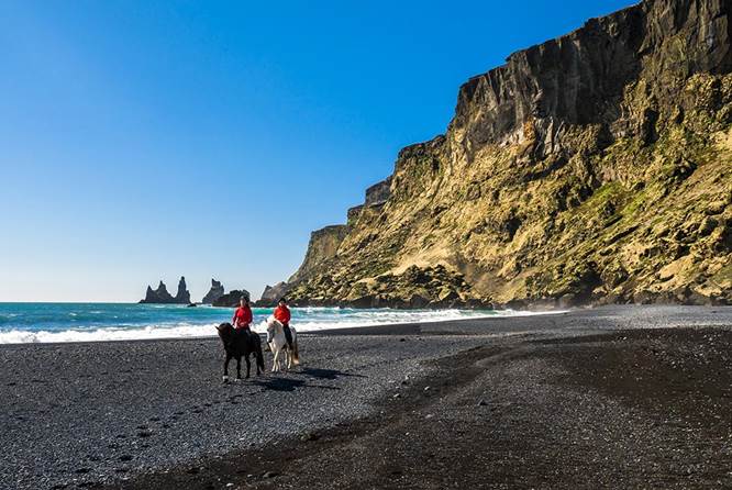 冰岛黑沙滩两人骑马