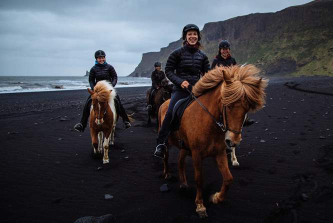 可爱冰岛马和开心骑马的人