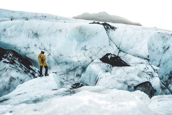冰川徒步索尔黑马冰川导游站在冰川上