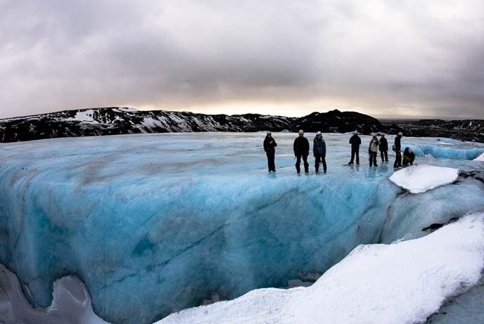 导游带队在索尔黑马冰川上进行徒步