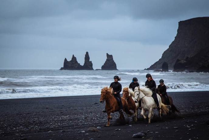黑沙滩玄武岩石柱骑冰岛马