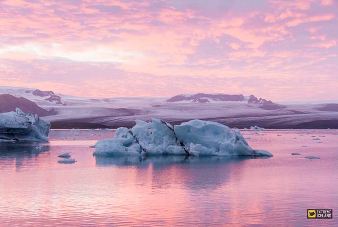 冰岛杰古沙龙冰湖浮冰与日落