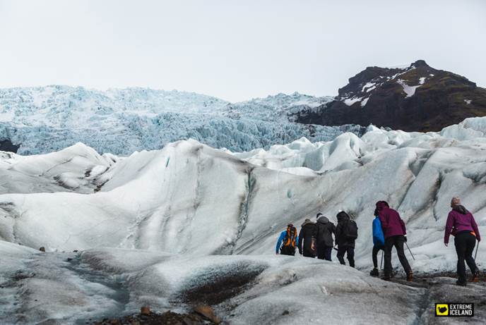 行程中的瓦特纳冰川初级冰川徒步