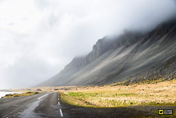 云雾缭绕的冰岛山脉