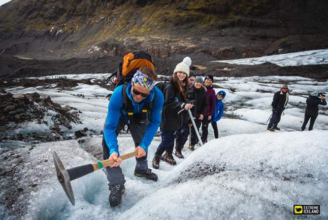 导游带领游客进行瓦特纳冰川徒步