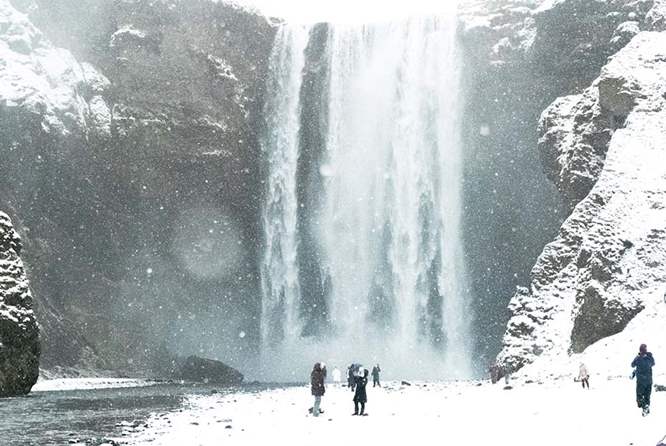 冬季飘雪的斯科加瀑布