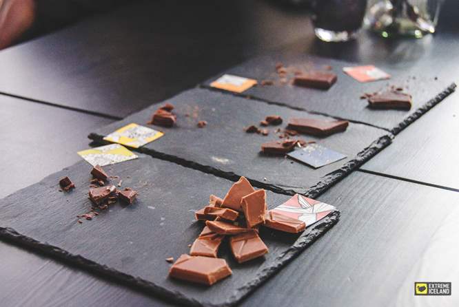 桌上不同口味巧克力碎片