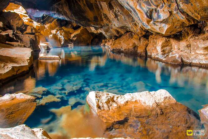 Grjótagjá山洞蓝色的温泉水和神秘的红色岩石