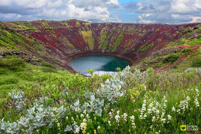 Kerid火山口湖夏季的花团锦簇