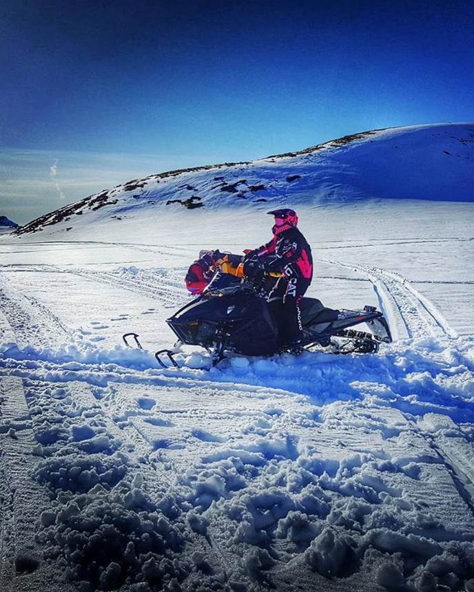 雪地摩托骑手在雪山上