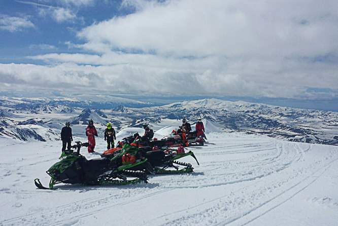 雪地摩托车队俯瞰山脉