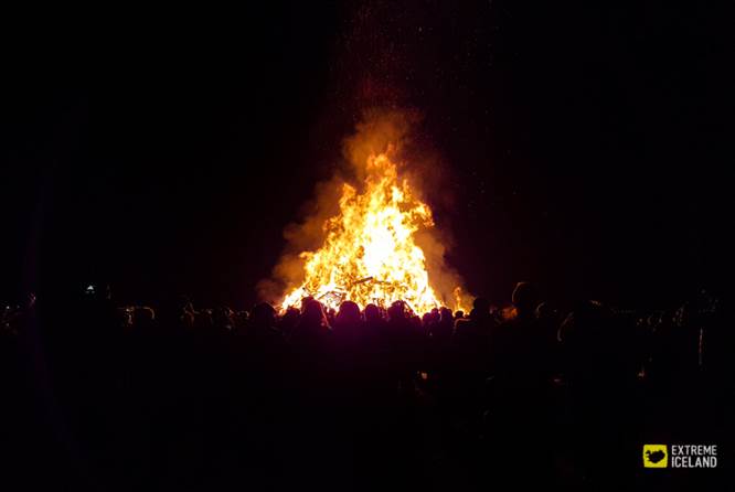 篝火被人群环绕
