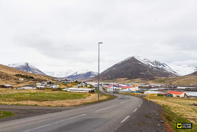 车道穿过Olafsfjordur小镇
