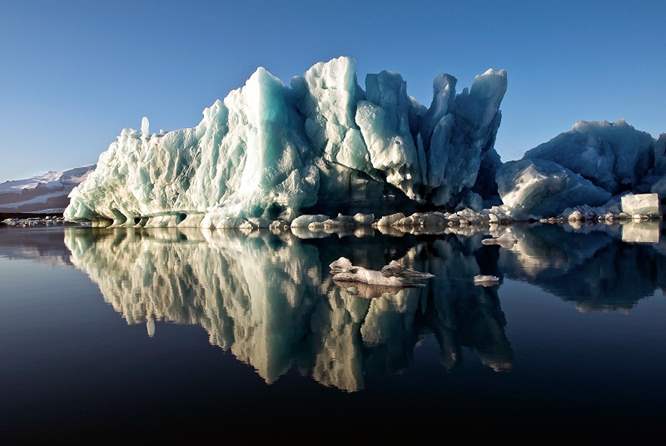 杰古沙龙冰湖巨大浮冰