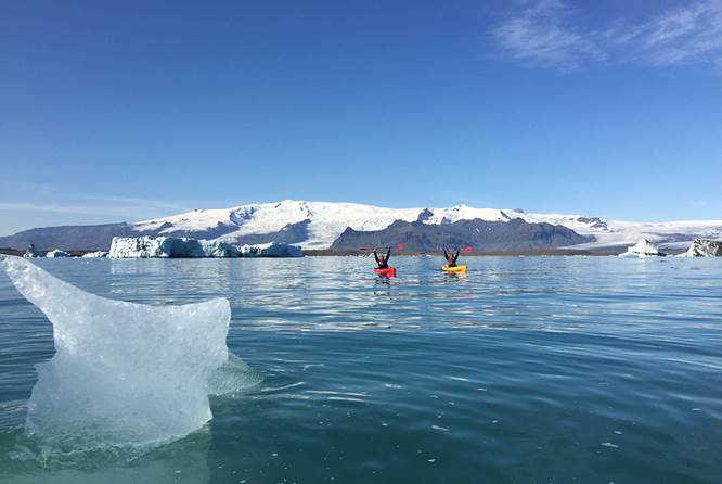 冰湖浮冰和远处皮划艇