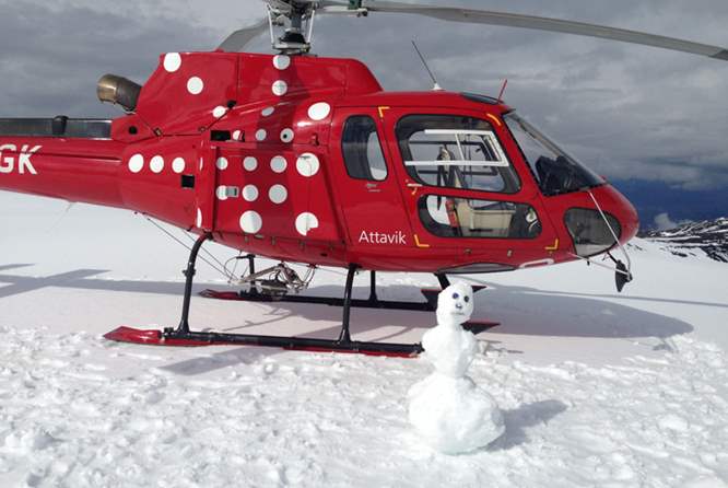 直升飞机停靠雪山