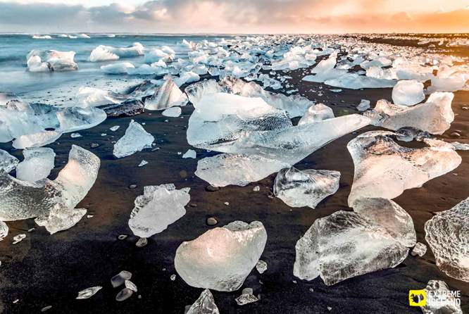 碎冰散落在钻石沙滩上