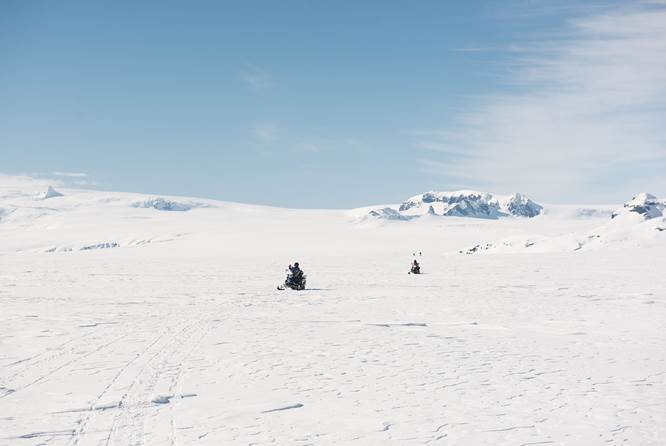 在冰川上乘骑雪地摩托