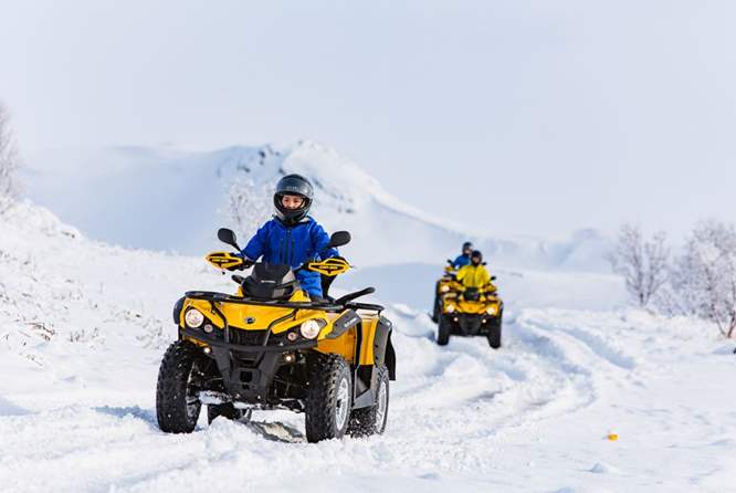 骑ATV欣赏美丽雪景