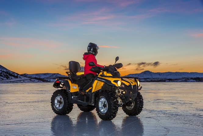  冰面上乘骑ATV