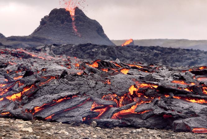 冰岛法格拉达尔山火山爆发实况 - 内附实况直播