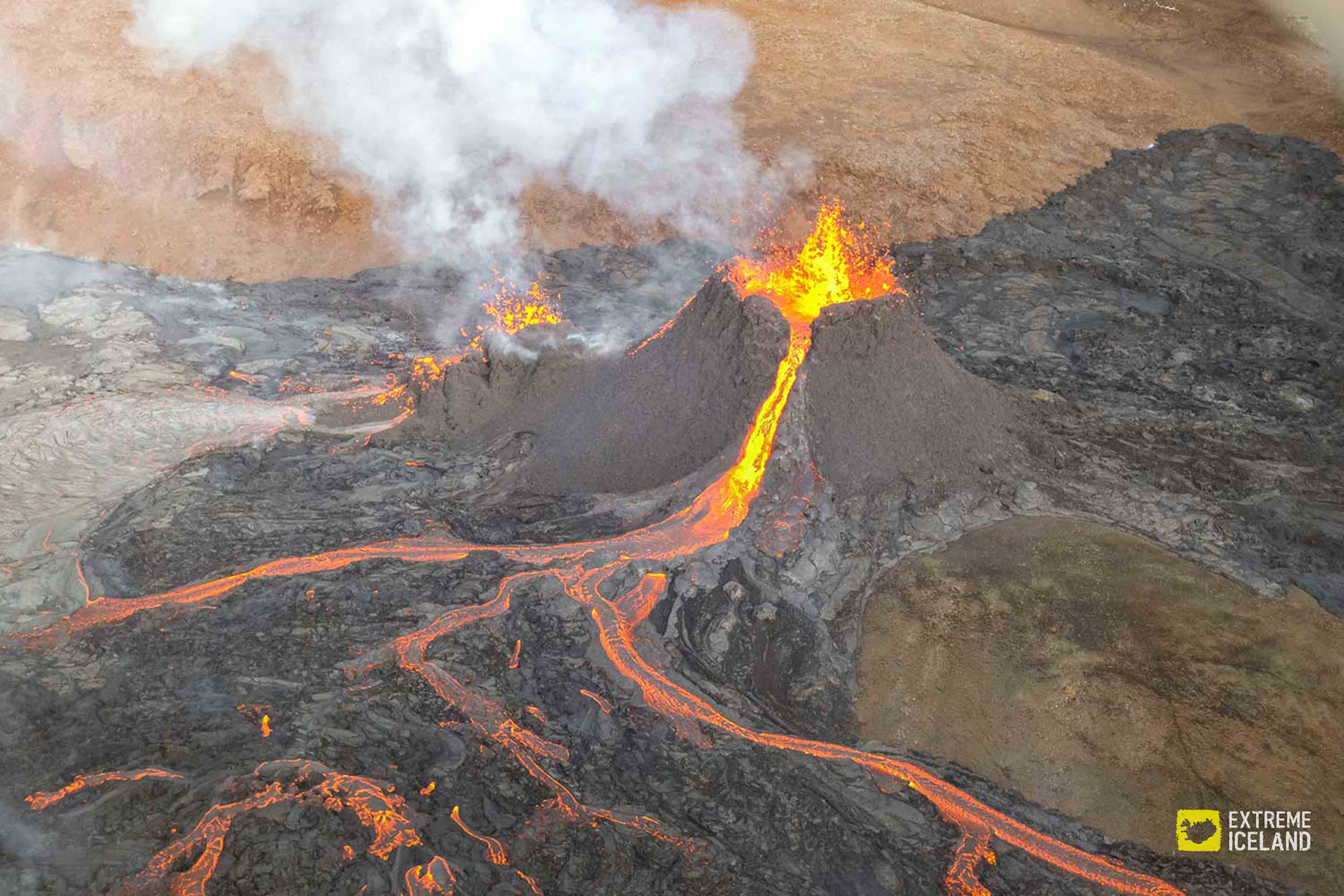 参观冰岛火山原址 21年喷发最新火山徒步一日游 雷克雅未克出发 Extreme Iceland