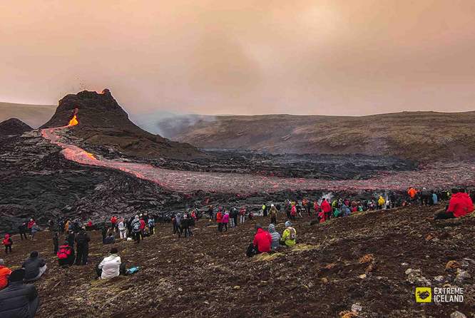 火山周围的游客