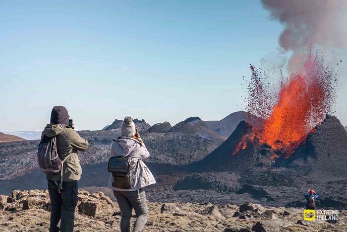 专业导游带领参观活火山