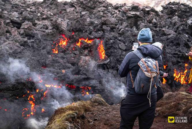 游客在冰岛火山前拍照