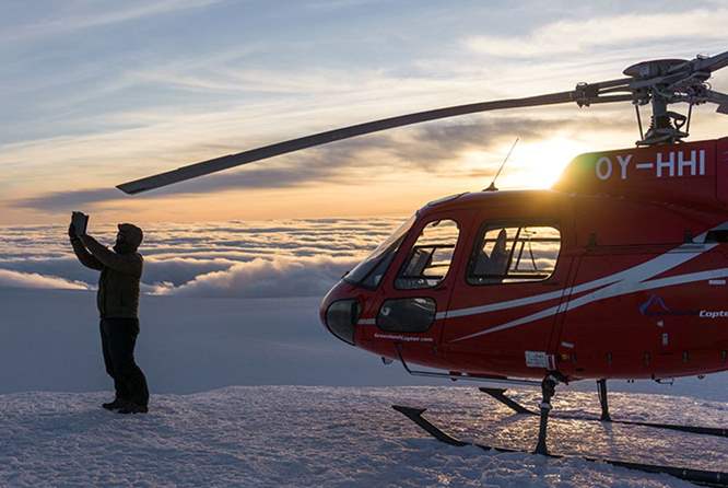 直升飞机可以从不同视角欣赏冰岛美景